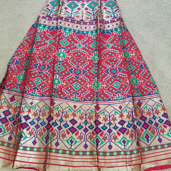 Beautiful gown - Picture 3 of 5